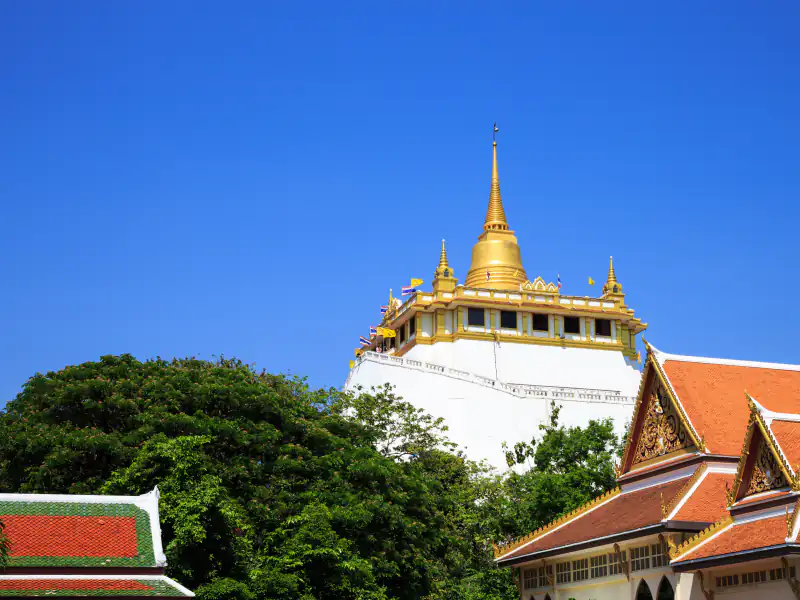 พระบรมบรรพต หรือภูเขาทอง วัดสระเกศ — เจดีย์สีทองบนภูเขาจำลอง ตัดกับท้องฟ้าสีคราม